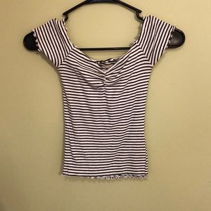 Off the shoulder Hollister crop top!